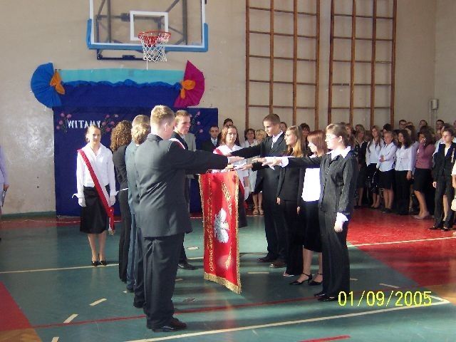 https://liceum1.pl/images/djmediatools/8-inauguracja-roku-szkolnego-2005-2006/01.jpg